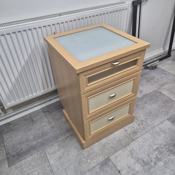 light oak-effect 3-drawer bedside table